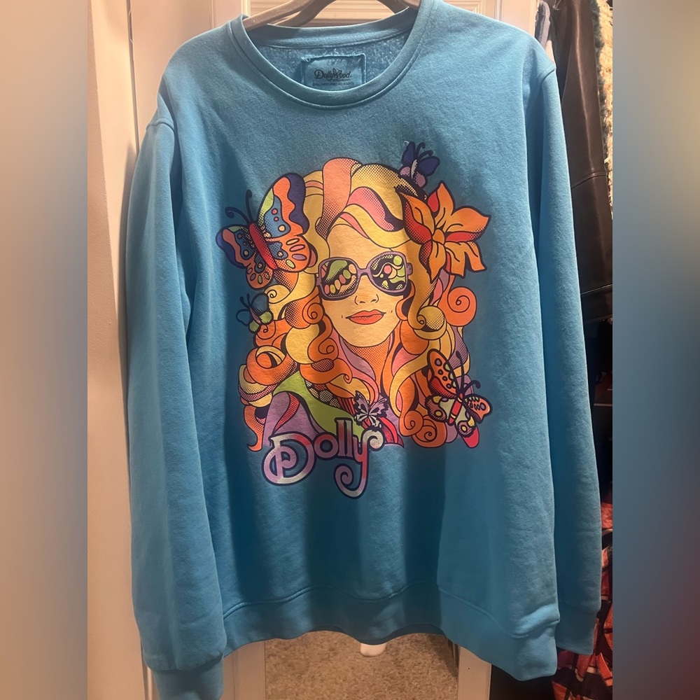 Dolly sweatshirt from Dollywood.
Unique sweatshirt 
Worn 1x